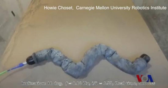 美科研人員研制蛇形機(jī)器人 可在沙坑中行走
